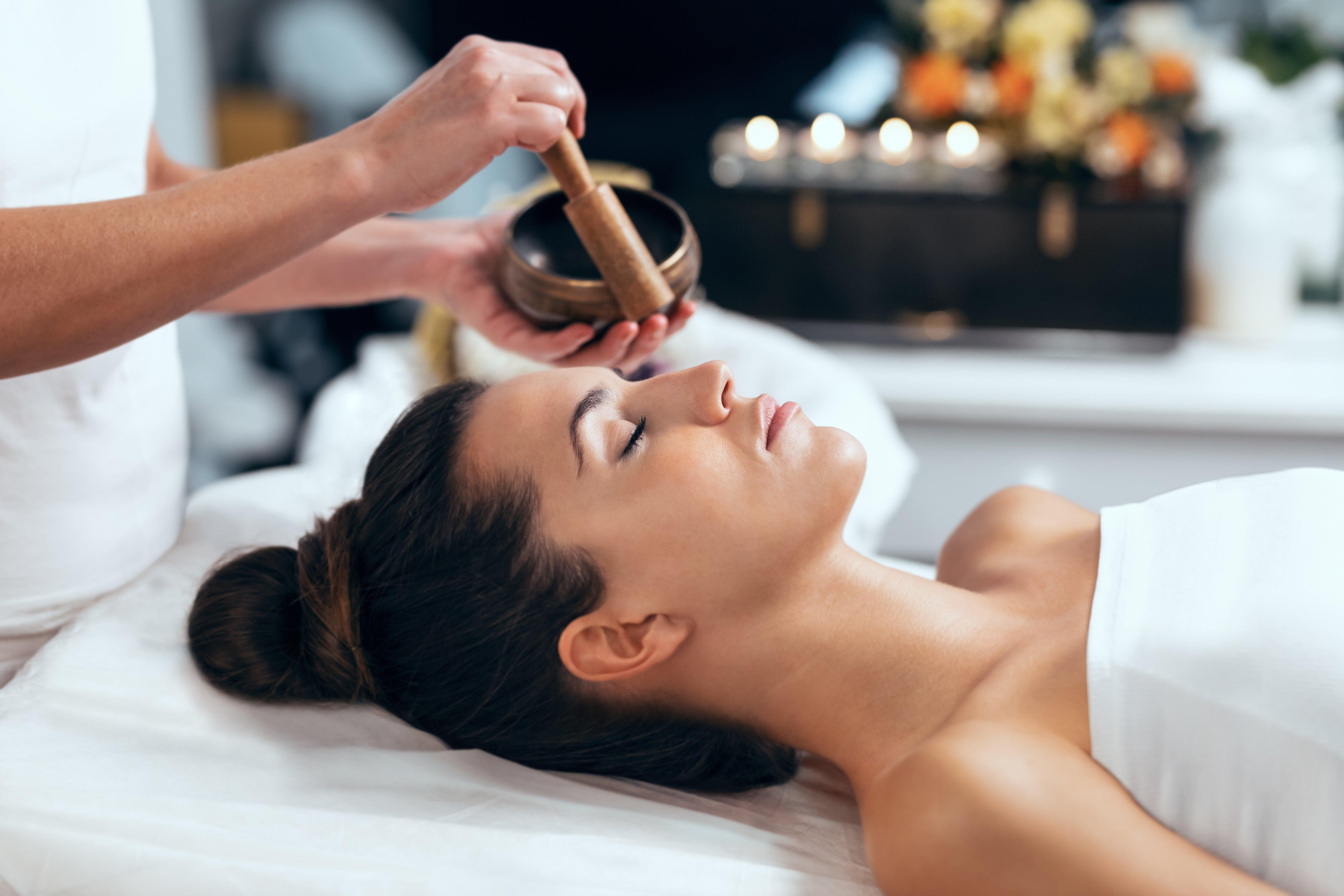 Massage with sound bowl
